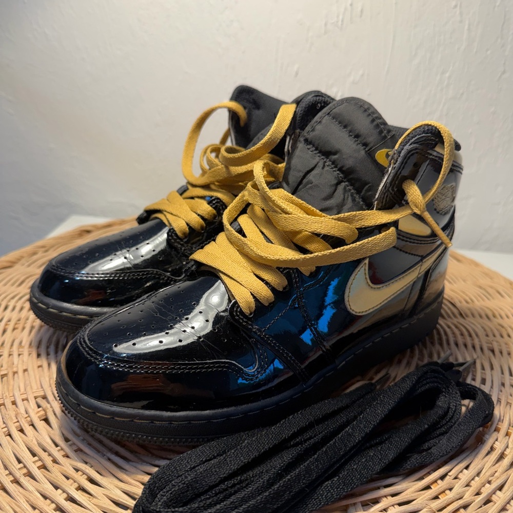 Jordan 1 Retro High
Black Metallic Gold (2020) (GS)